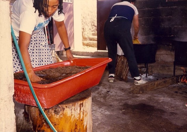 Washing the dyed yarn