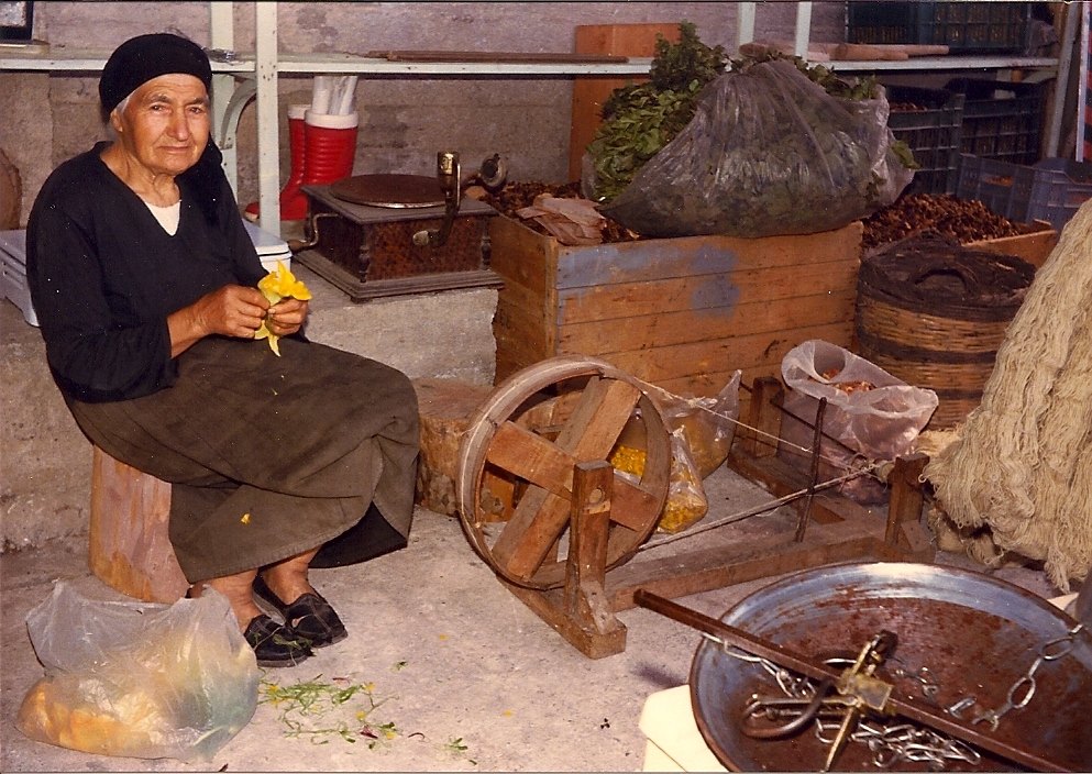 Frosso's mother cleaning vegetables
